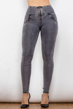 Load image into Gallery viewer, Zip Closure Skinny Jeans with Pockets